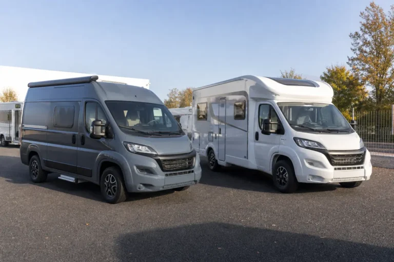 Comparatif entre un fourgon aménagé et un camping-car sur parc de concession