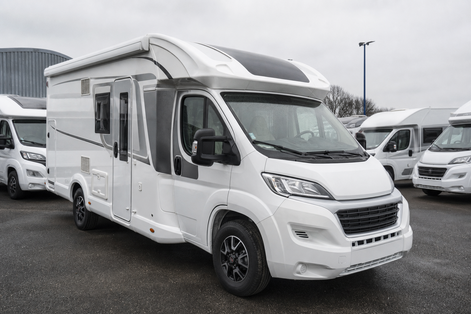Camping-car d’occasion exposé chez Thouard dans l’Yonne